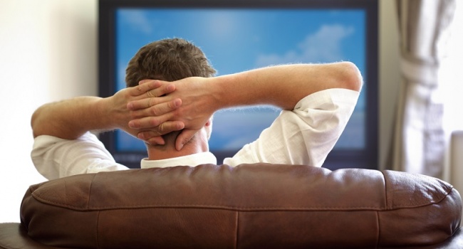 У телевизора сидеть опасно: ученые рассказали о вреде телевидения