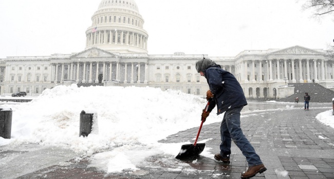 В результате снегопада 50 тысяч человек в Вашингтоне остались без света и тепла 