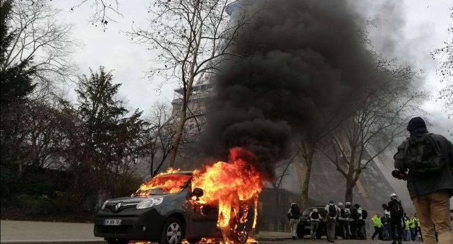 «Желтые жилеты» в Париже сожгли авто военного патруля неподалеку от Эйфелевой башни