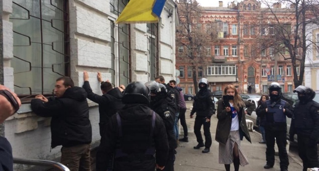 Дипломат: если спустить все на тормозах, то у нас полиция начнет бить за то, что ты украинец, еврей, гей или просто очкарик