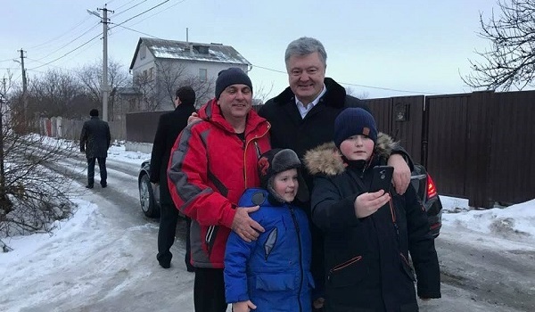 Порошенко довел до слез мальчика: подробности Порошенко довел до слез мальчика: подробности