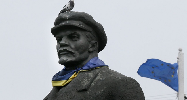 Два Ленина успешно пережили декоммунизацию в Украине, - Вятрович их не нашел