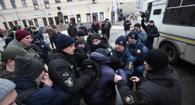 «Беркутня», «Новинский поддерживает ментов»: в Украине разворачивается кампания против Нацполиции