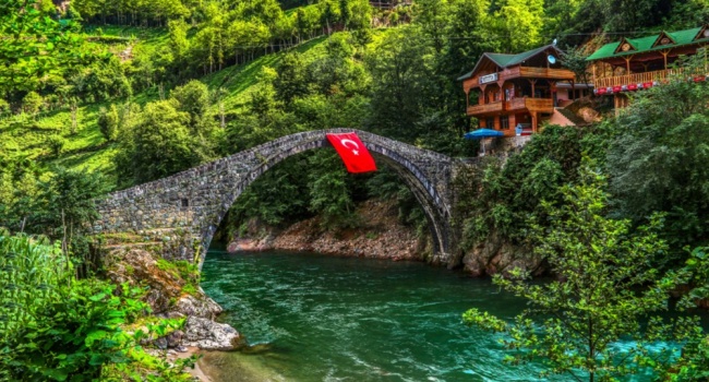 Власти Турции бьют тревогу: туристы разрушают старинный мост