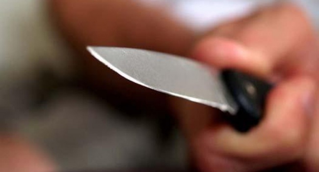 В России переселенка из Донецка напала с ножом на женщину из-за родительского чата В России переселенка из Донецка напала с ножом на женщину из-за родительского чата