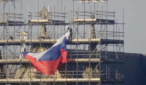 На соборе в британском Солсбери вывесили флаг РФ На соборе в британском Солсбери вывесили флаг РФ