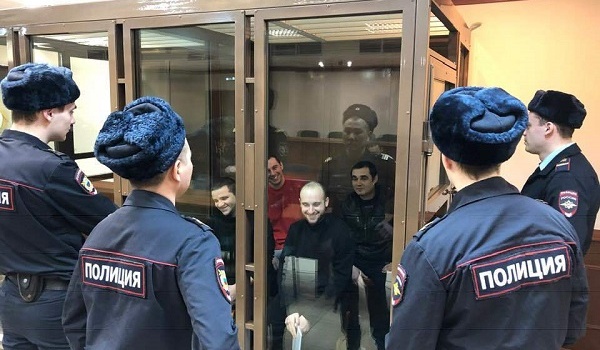 «Наши им смеются в глаза»: журналист опубликовал мощное фото украинских моряков из судилища в Москве «Наши им смеются в глаза»: журналист опубликовал мощное фото украинских моряков из судилища в Москве