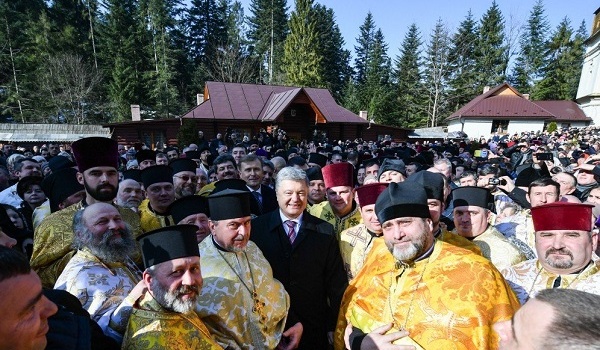 Порошенко сообщил о количестве приходов, перешедших из МП в ПЦУ Порошенко сообщил о количестве приходов, перешедших из МП в ПЦУ