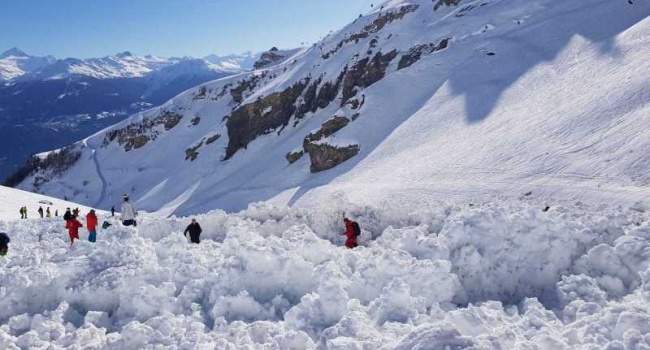 На горнолыжном курорте Швейцарии сошла лавина. Под снежными завалами много людей