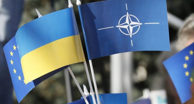 В Украине вступает в силу закон об изменениях в Конституцию по курсу в НАТО и ЕС