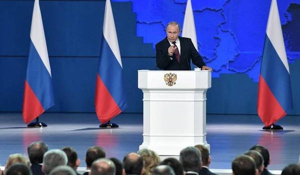 «Покорный и на все готовый зал»: публицист высмеял вчерашнее выступление Путина 