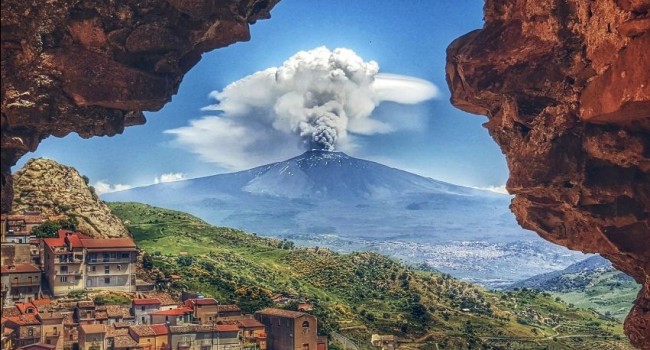 Крупнейший вулкан Европы проснулся в Италии