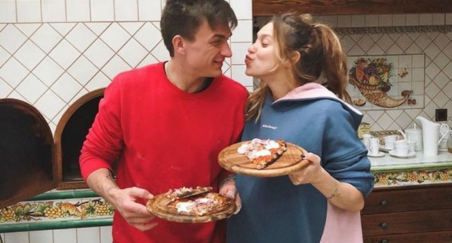 «Моя маленькая любовь, а рядом любовь всей жизни»: Топалов растрогал сеть домашним фото с женой и сыном 