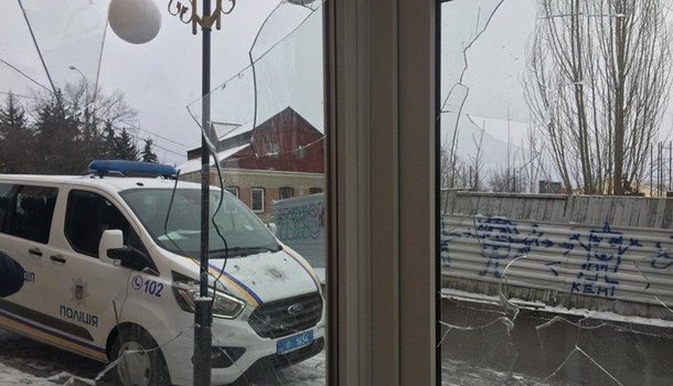 В офисе Порошенко в Виннице разбили окна 