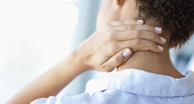 Это может быть опасной болезнью: ученые рассказали о болях в спине и шее