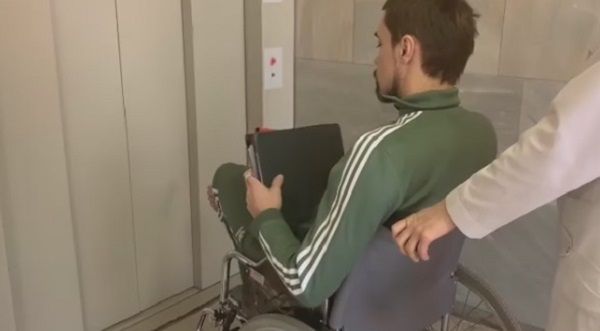 Известный российский певец оказался в инвалидной коляске: подробности 