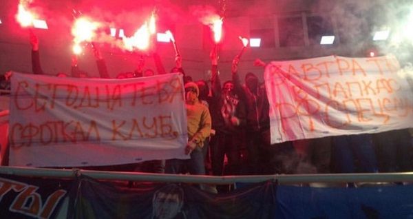 «Тряпка оккупантов»: представители ультрас «Шахтера» во время матча показательно сожгли российский флаг 