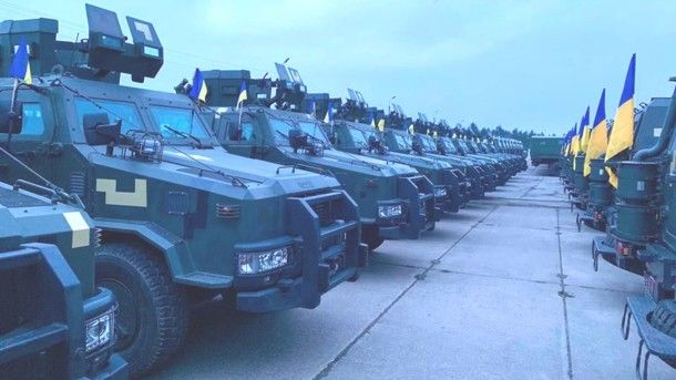 Порошенко передал украинским военным свыше 400 единиц вооружения и техники