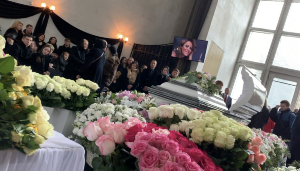 В Москве похоронили Юлию Началову: в сеть попало фото открытого гроба