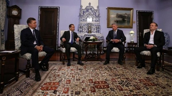 Луценко анонсировал открытие уголовных производств против Медведчука и Бойко за поездку в Москву Луценко анонсировал открытие уголовных производств против Медведчука и Бойко за поездку в Москву