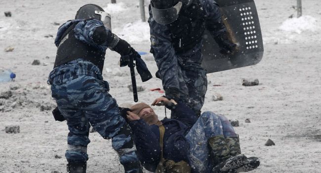 Украинские «беркутовцы» теперь мателят несогласных пикетчиков в России, показывая преданность Кремлю