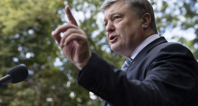 Сначала ТСН сообщала о том, что президент жертвует на армию свои деньги, а теперь продвигает лозунг как «окружение президента все разворовало»