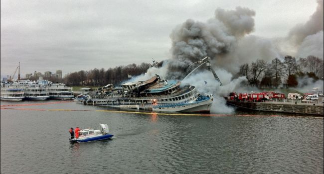 Масштабный пожар в Москве: на судостроительном заводе вспыхнул корабль