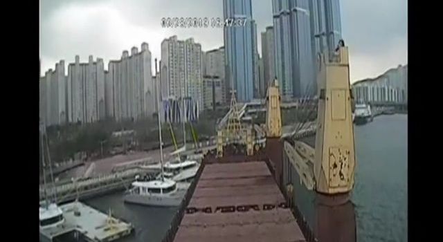 В Сети обнародовано новое видео, как судно РФ брало «на абордаж» яхту в Южной Корее