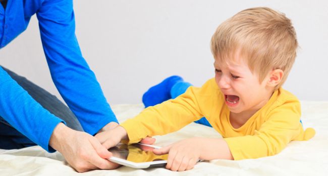 Постоянное использование электронных устройств негативно сказывается на развитии детей - исследование