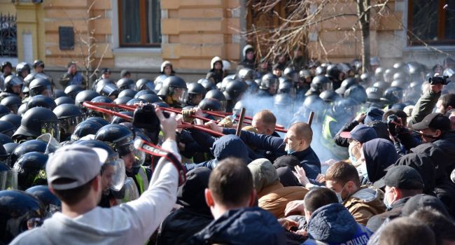 Романенко: столкновения с Нацкорпусом – это четкий знак, что может быть на Банковой