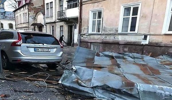 Непогода во Львове: из-за сильного ветра сорваны крыши и повалены деревья