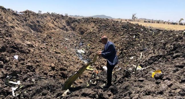Разбросаны части самолета и тела людей: в сети опубликовали первое видео с места крушения самолета в Африке