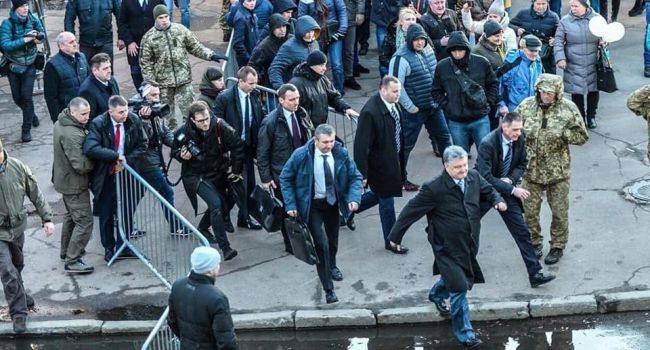 «Остаточно прощевай!»: пользователи посмеялись над бегущим с митинга в Житомире Порошенко