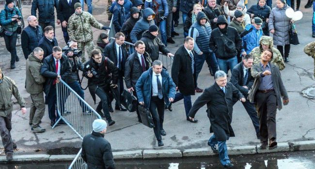 Пользователи соцсетей публикуют фотожабы на побег Порошенко с митинга