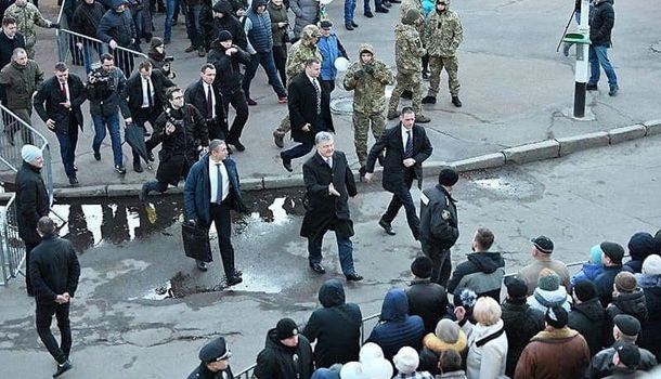 «Подрезали»: у Порошенко назвали фейковым фото его «побега»