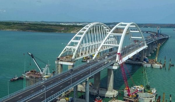 Появились проседания: в сети опубликовали видео ЧП с Крымским мостом