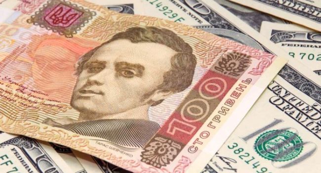Яценюк не видит угроз для национальной валюты в ближайшей перспективе
