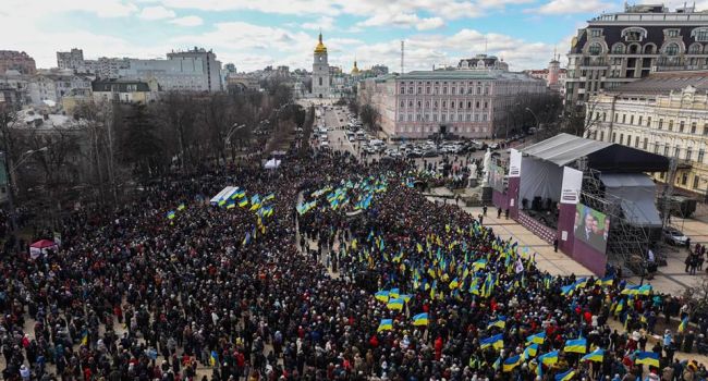 В двух фото о реальной поддержке главных претендентов на президентскую булаву 