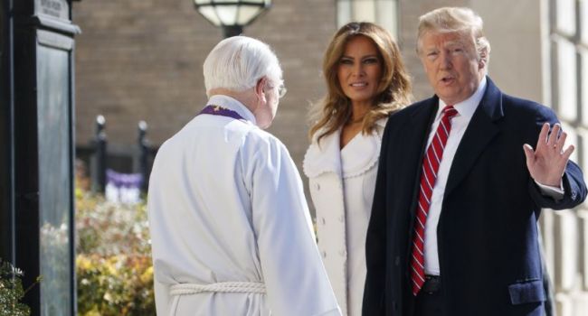 «Не соблюдает правила»: Мелания Трамп появилась на церковной службе в ослепительно белом наряде