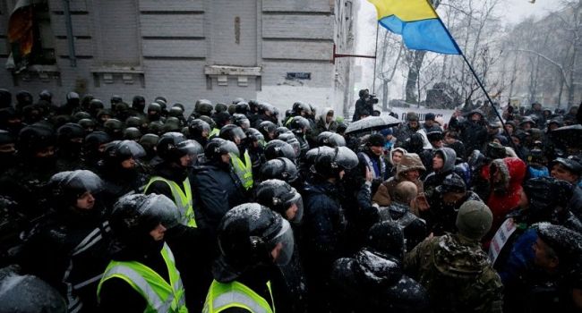 Политолог: чем больше будут активничать все эти «Нацдружины» с Аваковым, тем больше шансов у украинского президента