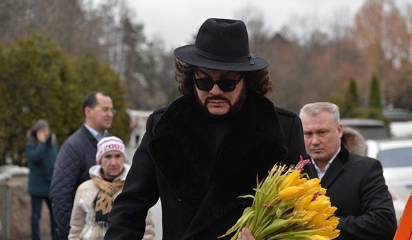 «Это страшное горе, когда родители хоронят детей»: Филипп Киркоров прибыл на похороны Началовой и пообщался с журналистами 