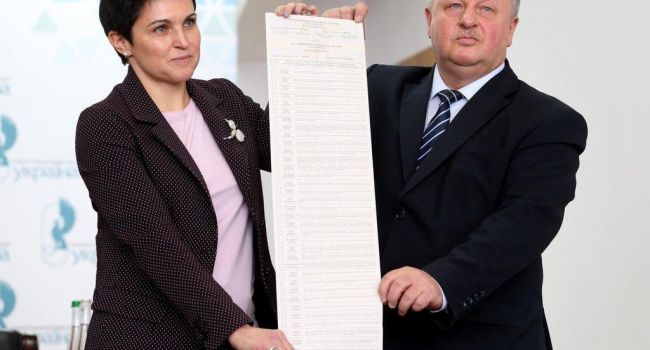 Новый рекорд: в ЦИК представили самый длинный в истории Украины бюллетень для голосования