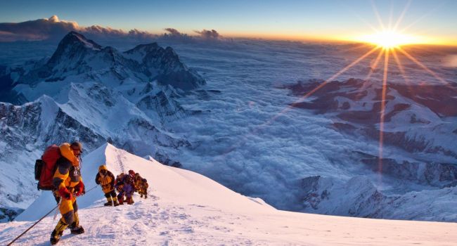 Эверест «обнажил» десятки тел погибших альпинистов