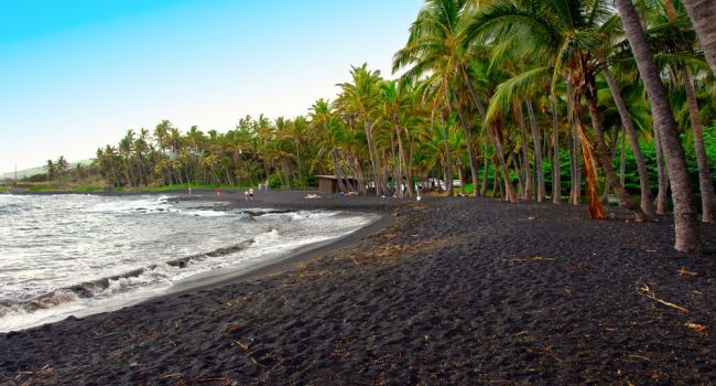 На Гавайях появился уникальный чёрный пляж после извержения вулкана