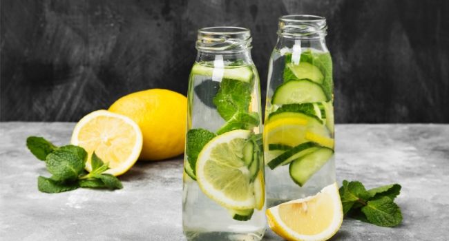 Вода с лимоном - это идеальный утренний напиток