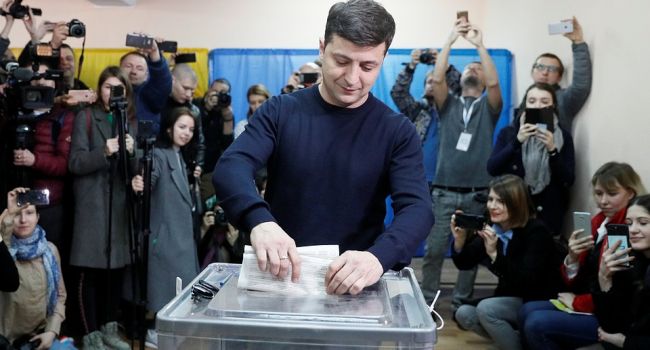 «Смеялись все»: Зеленский во время голосования устроил комическую импровизацию 