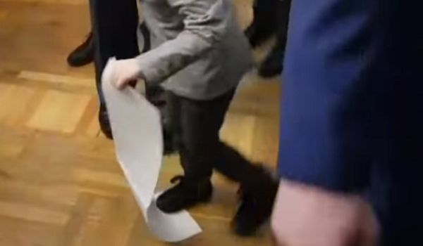 В сети появилось видео, как внук Порошенко уронил бюллетень, а затем потоптался по нему