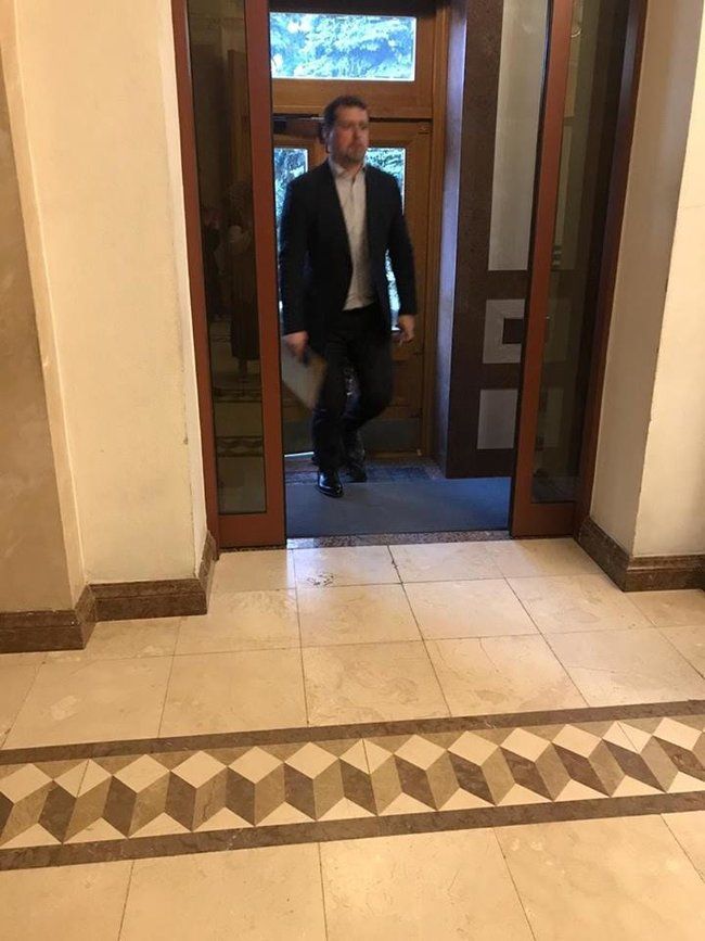 «Был нанесен ядерный удар»: в администрацию Порошенко явился Семочко с папкой в руках