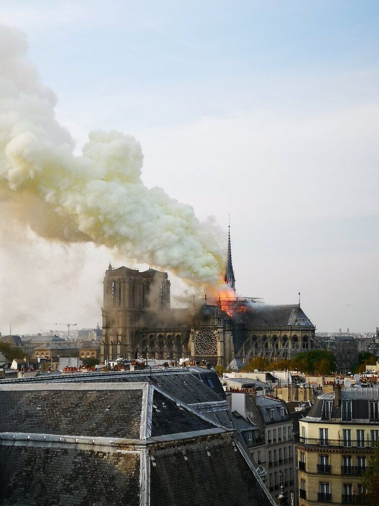 Собор Парижской Богоматери пылает в огне: фото с места жуткого ЧП 