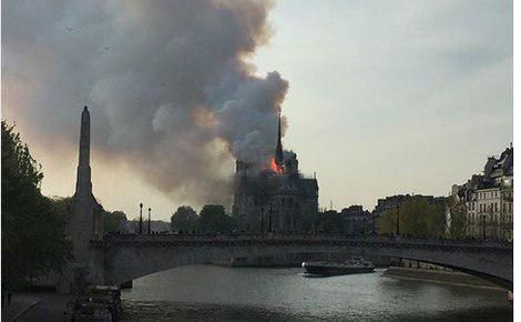 Собор Парижской Богоматери пылает в огне: фото с места жуткого ЧП 